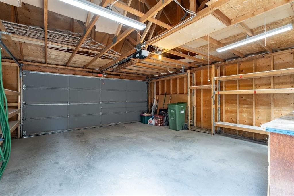 216 4 Avenue Ne, Calgary, AB - Indoor Photo Showing Garage