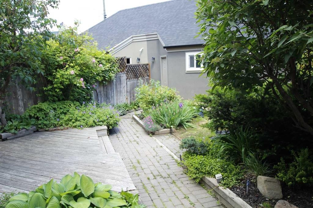 216 4 Avenue Ne, Calgary, AB - Outdoor