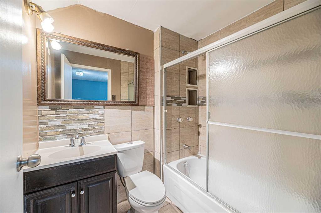 14 Martindale Mews Ne, Calgary, AB - Indoor Photo Showing Bathroom