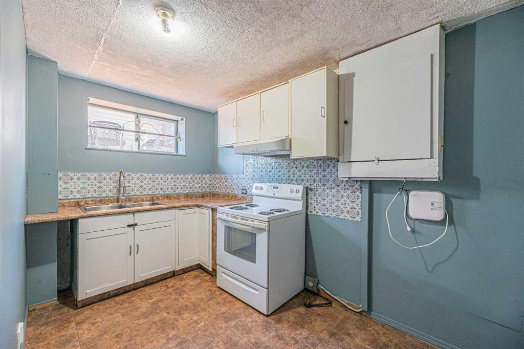 14 Martindale Mews Ne, Calgary, AB - Indoor Photo Showing Kitchen With Double Sink