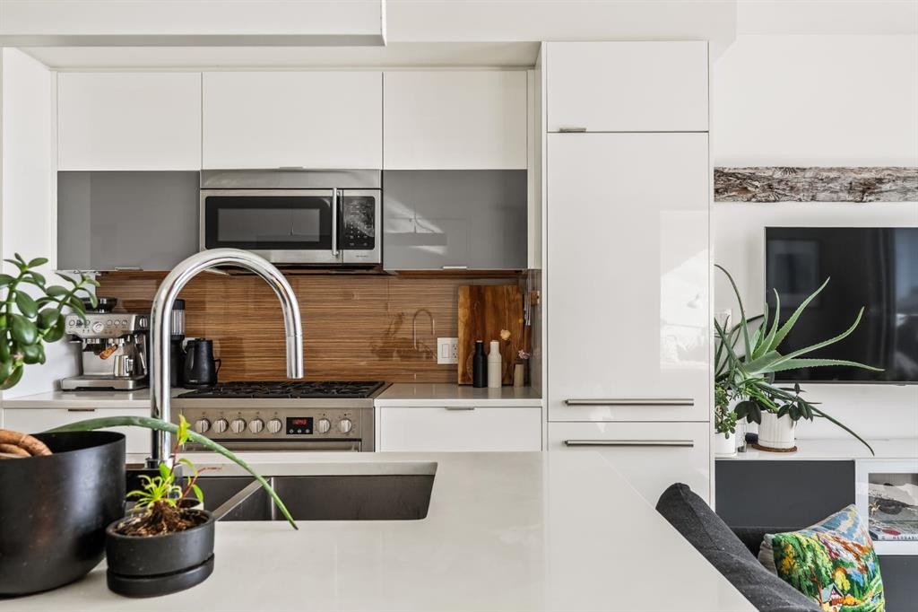 705-1020 9 Avenue Se, Calgary, AB - Indoor Photo Showing Kitchen