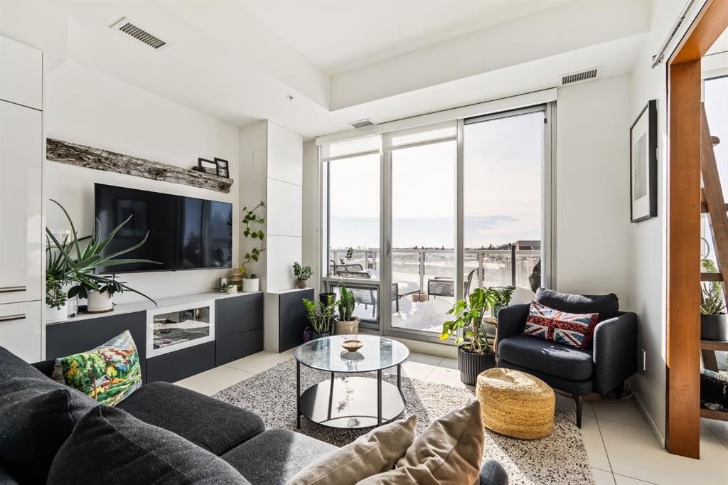 705-1020 9 Avenue Se, Calgary, AB - Indoor Photo Showing Living Room