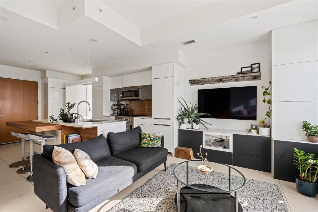 705-1020 9 Avenue Se, Calgary, AB - Indoor Photo Showing Living Room