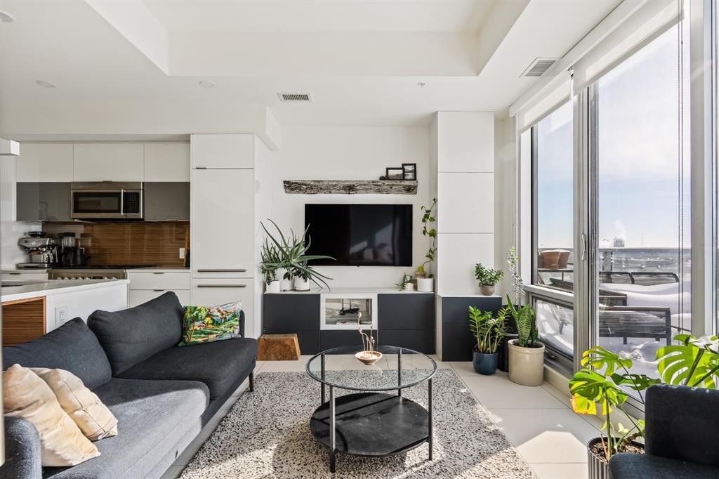 705-1020 9 Avenue Se, Calgary, AB - Indoor Photo Showing Living Room