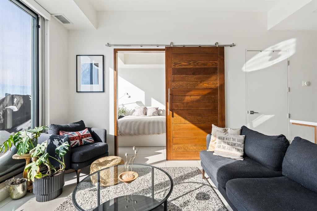 705-1020 9 Avenue Se, Calgary, AB - Indoor Photo Showing Living Room