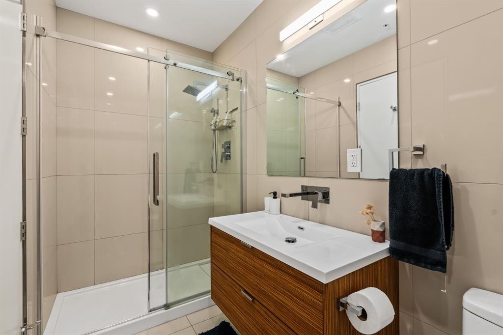 705-1020 9 Avenue Se, Calgary, AB - Indoor Photo Showing Bathroom