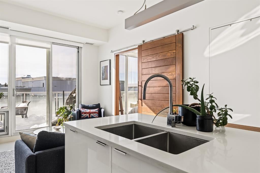 705-1020 9 Avenue Se, Calgary, AB - Indoor Photo Showing Kitchen With Double Sink