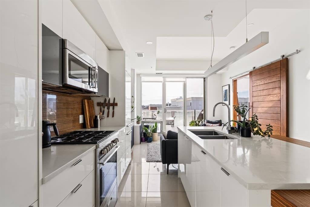 705-1020 9 Avenue Se, Calgary, AB - Indoor Photo Showing Kitchen With Double Sink With Upgraded Kitchen
