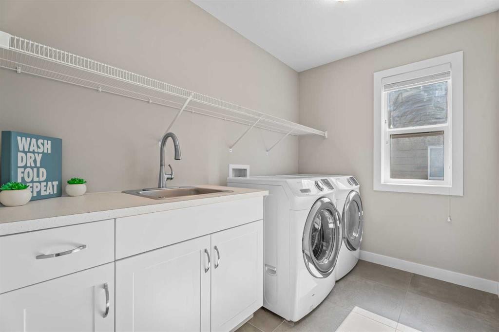 19 Masters Mews Se, Calgary, AB - Indoor Photo Showing Laundry Room