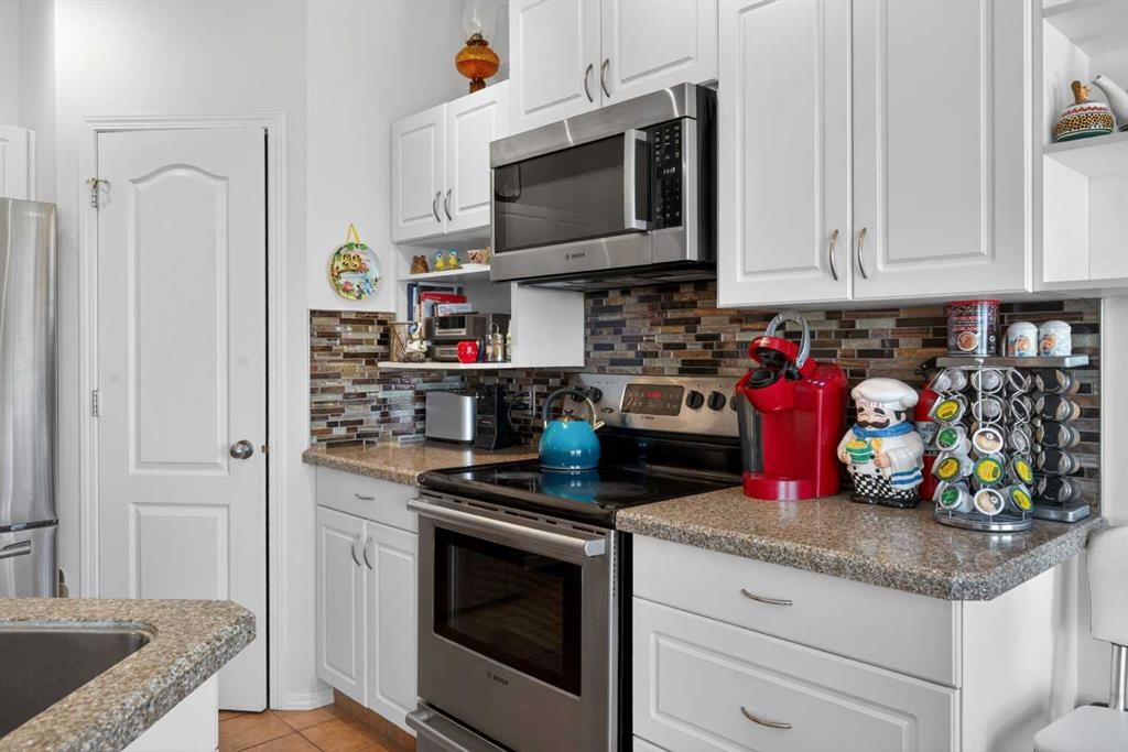 92 Hamptons Link Nw, Calgary, AB - Indoor Photo Showing Kitchen