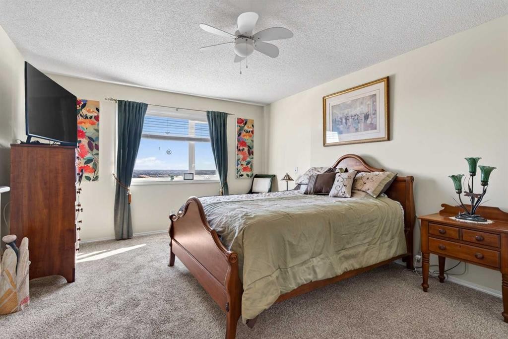 92 Hamptons Link Nw, Calgary, AB - Indoor Photo Showing Bedroom