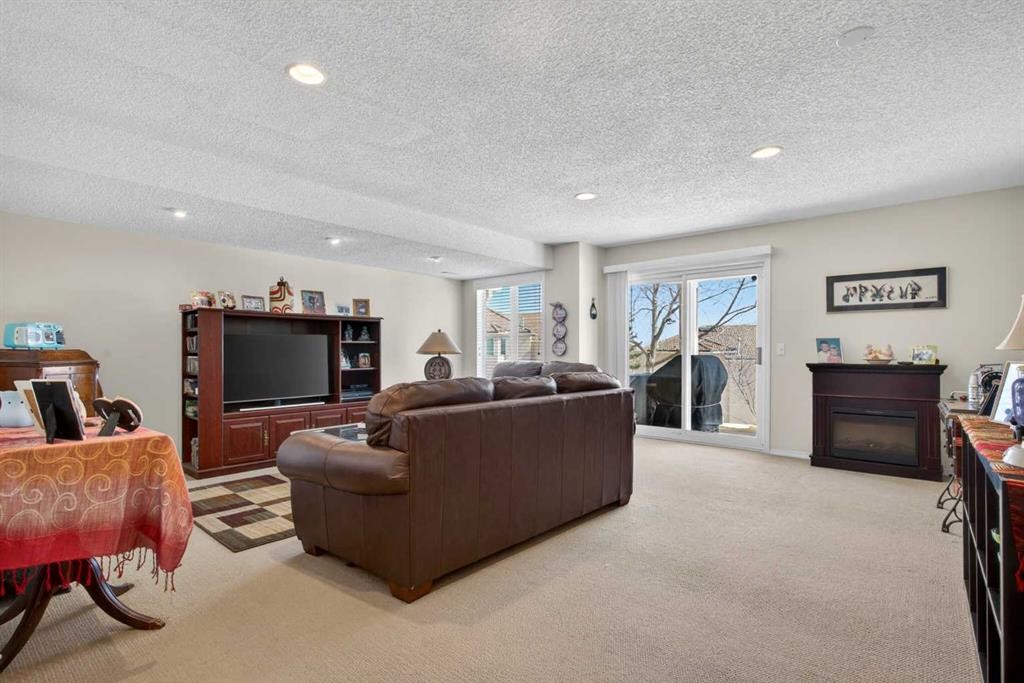 92 Hamptons Link Nw, Calgary, AB - Indoor Photo Showing Living Room