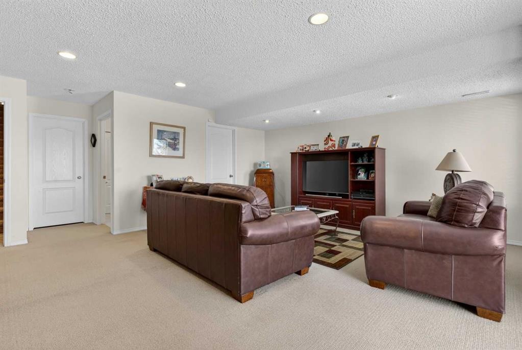 92 Hamptons Link Nw, Calgary, AB - Indoor Photo Showing Other Room