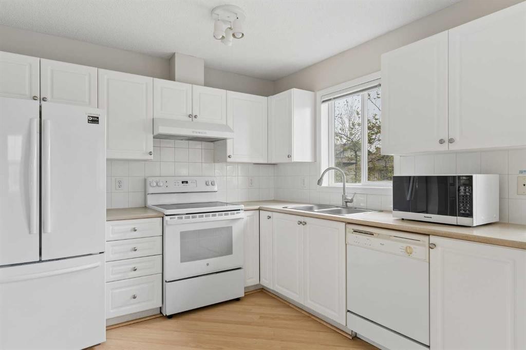 66 Citadel Point Nw, Calgary, AB - Indoor Photo Showing Kitchen With Double Sink