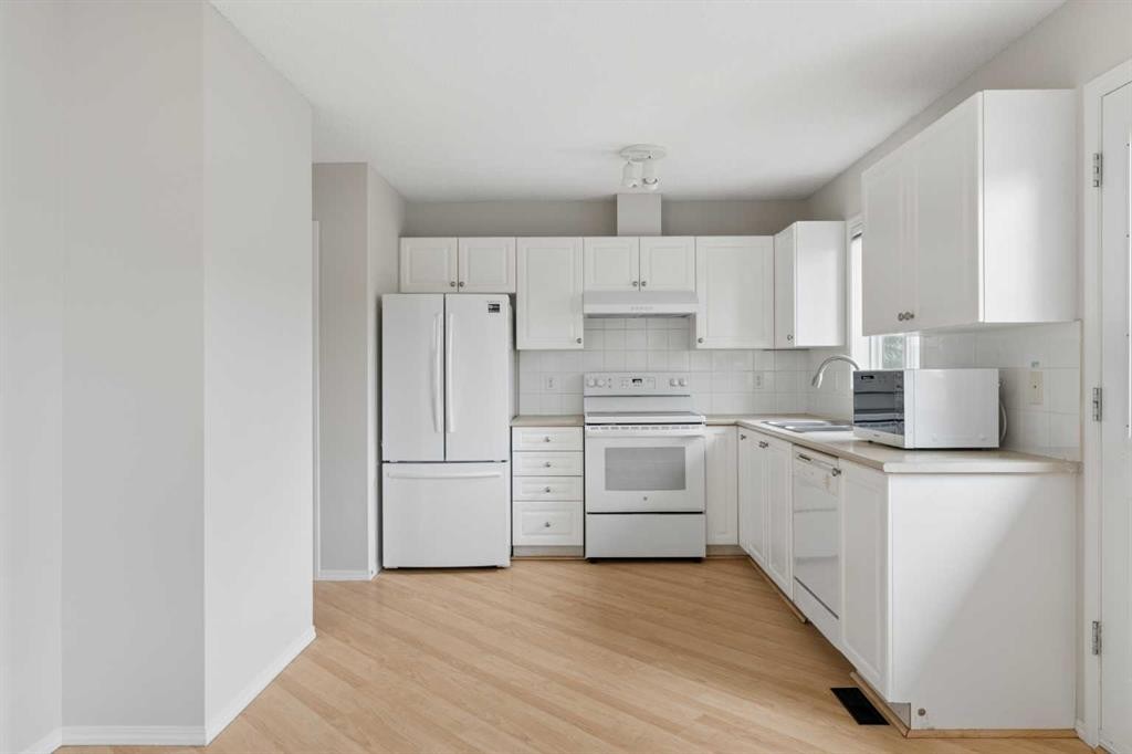 66 Citadel Point Nw, Calgary, AB - Indoor Photo Showing Kitchen