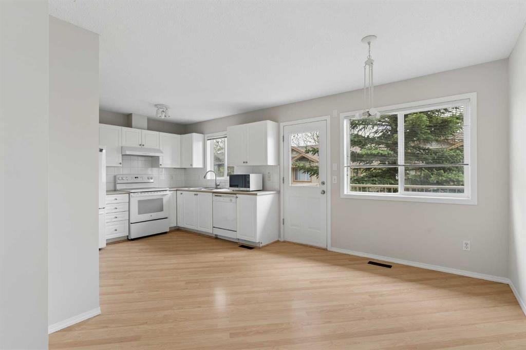 66 Citadel Point Nw, Calgary, AB - Indoor Photo Showing Kitchen