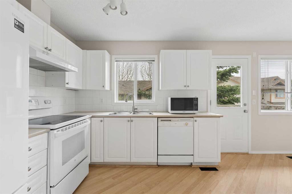 66 Citadel Point Nw, Calgary, AB - Indoor Photo Showing Kitchen With Double Sink
