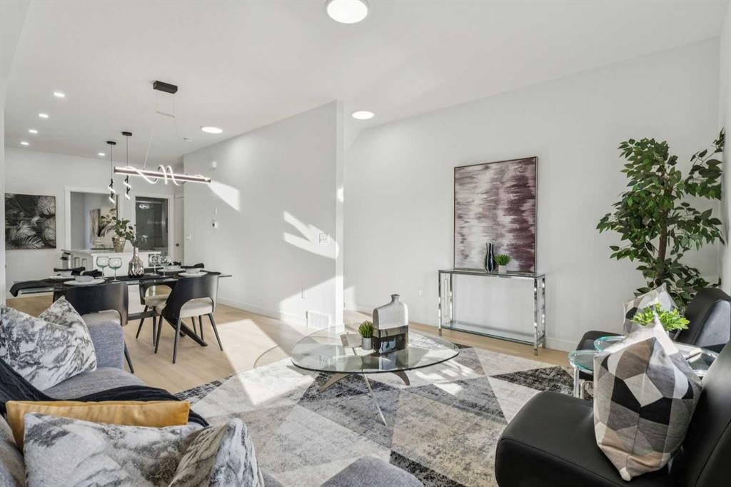 202-95 Saddlecrest Circle Ne, Calgary, AB - Indoor Photo Showing Living Room