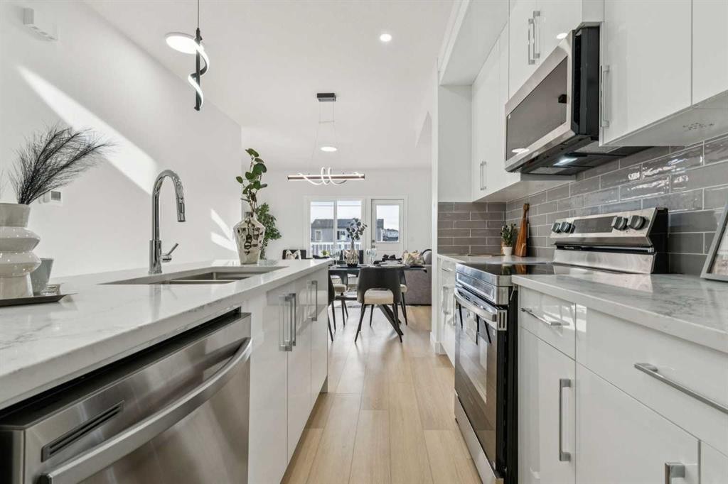 202-95 Saddlecrest Circle Ne, Calgary, AB - Indoor Photo Showing Kitchen With Upgraded Kitchen