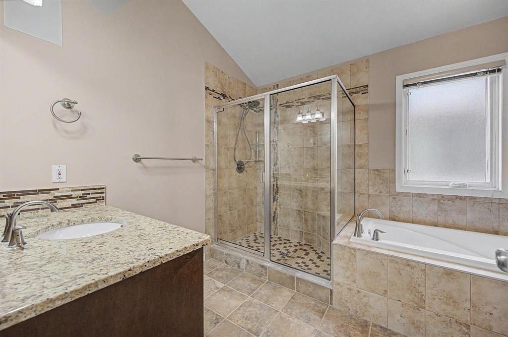 1206 19 Avenue Nw, Calgary, AB - Indoor Photo Showing Bathroom