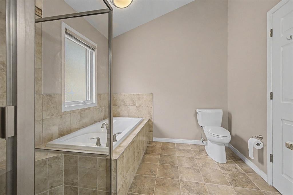 1206 19 Avenue Nw, Calgary, AB - Indoor Photo Showing Bathroom