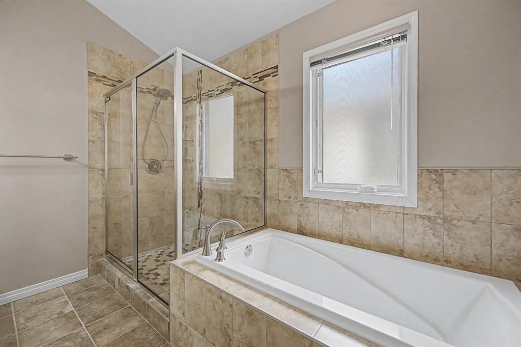 1206 19 Avenue Nw, Calgary, AB - Indoor Photo Showing Bathroom