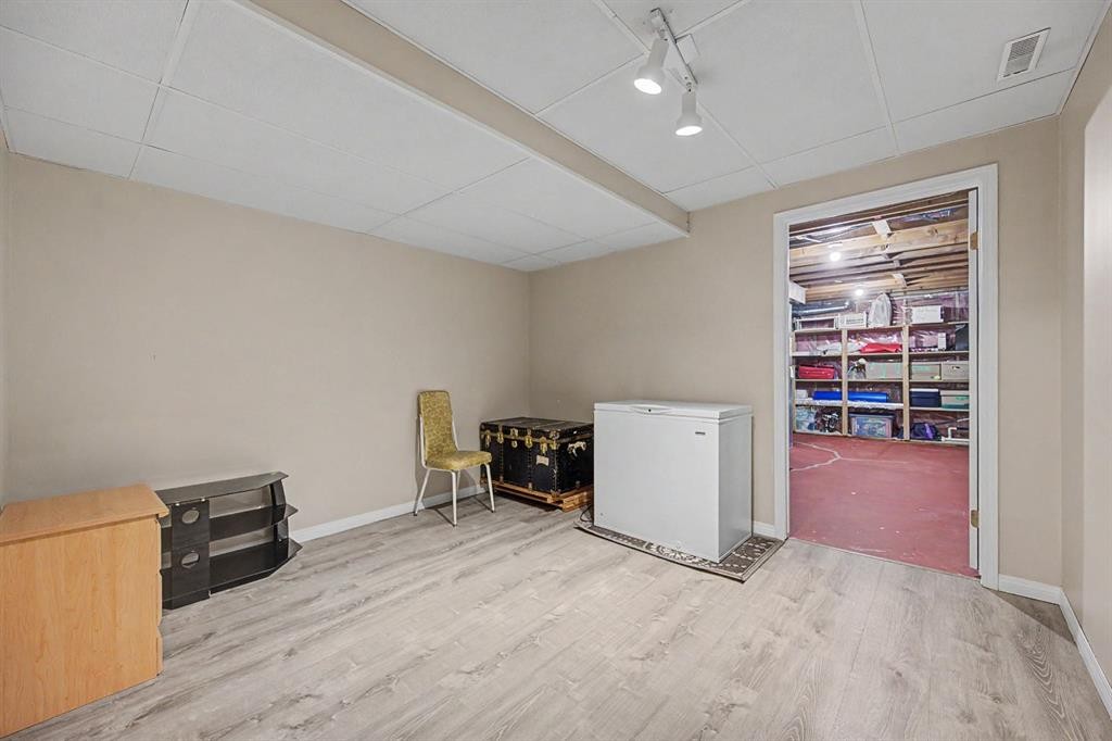 1206 19 Avenue Nw, Calgary, AB - Indoor Photo Showing Other Room