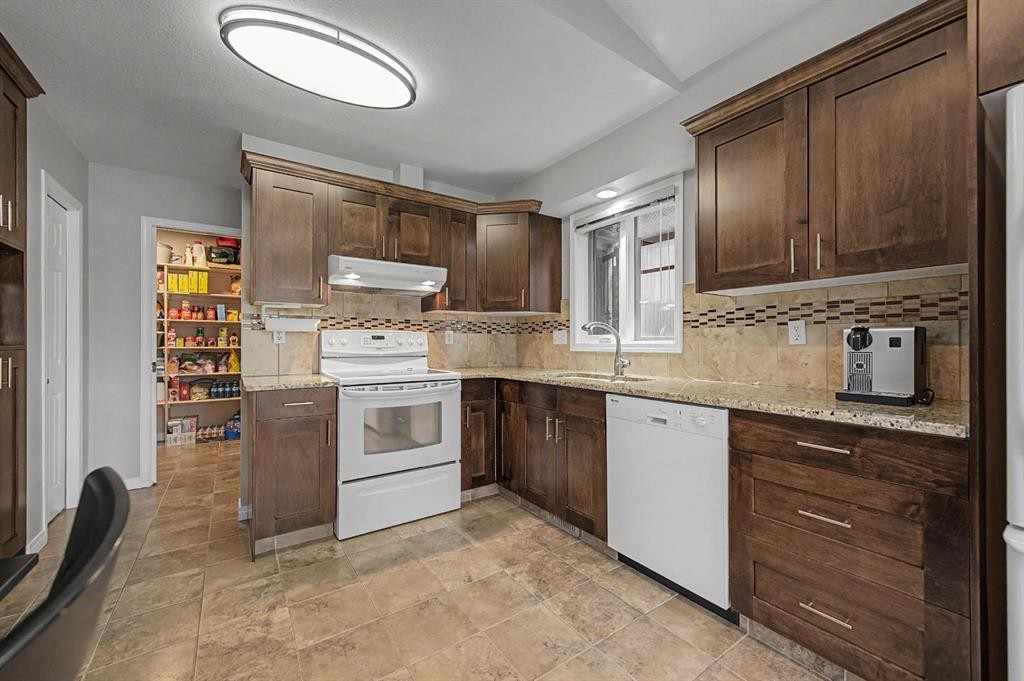 1206 19 Avenue Nw, Calgary, AB - Indoor Photo Showing Kitchen