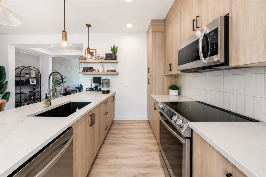 3 Agate, Cochrane, AB - Indoor Photo Showing Kitchen With Upgraded Kitchen