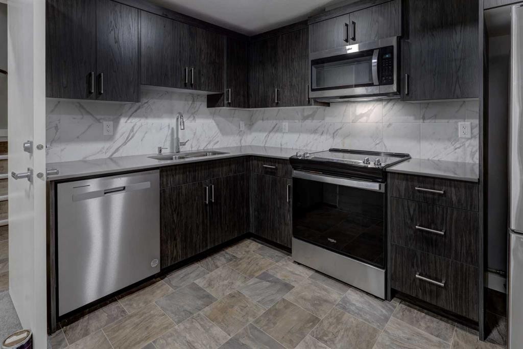 154 Amblehurst Way Nw, Calgary, AB - Indoor Photo Showing Kitchen With Double Sink With Upgraded Kitchen