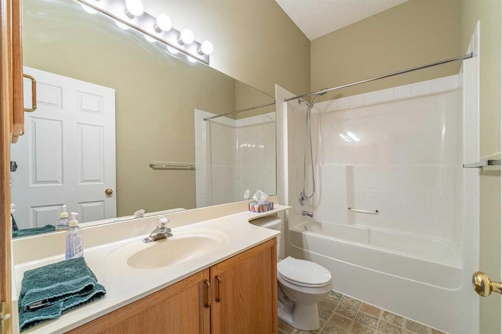 44 Prestwick Pond Terrace Se, Calgary, AB - Indoor Photo Showing Bathroom