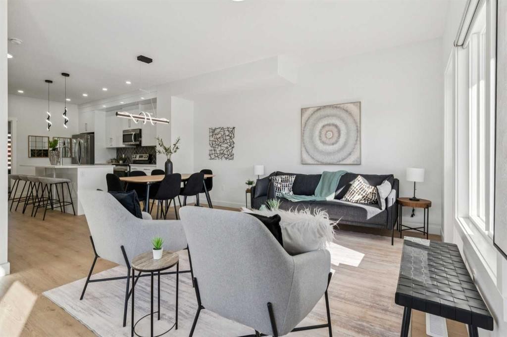 106-95 Saddlecrest Circle Ne, Calgary, AB - Indoor Photo Showing Living Room