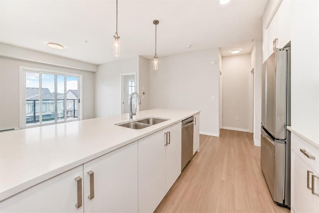 1304-33 Carringham Gate Nw, Calgary, AB - Indoor Photo Showing Kitchen With Stainless Steel Kitchen With Double Sink With Upgraded Kitchen