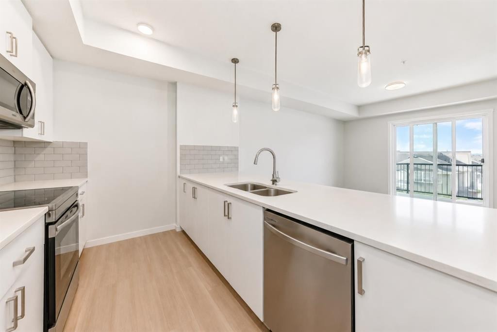 1304-33 Carringham Gate Nw, Calgary, AB - Indoor Photo Showing Kitchen With Stainless Steel Kitchen With Double Sink With Upgraded Kitchen