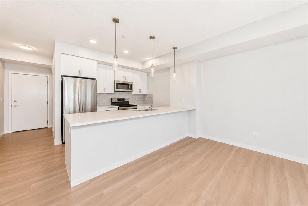 1304-33 Carringham Gate Nw, Calgary, AB - Indoor Photo Showing Kitchen With Upgraded Kitchen