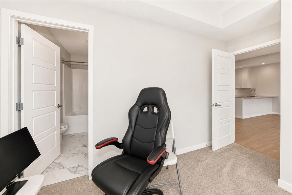1304-33 Carringham Gate Nw, Calgary, AB - Indoor Photo Showing Office