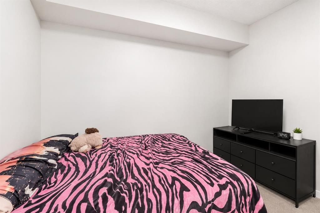 1304-33 Carringham Gate Nw, Calgary, AB - Indoor Photo Showing Bedroom