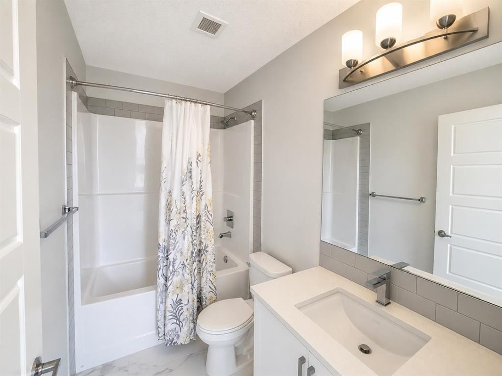 1304-33 Carringham Gate Nw, Calgary, AB - Indoor Photo Showing Bathroom