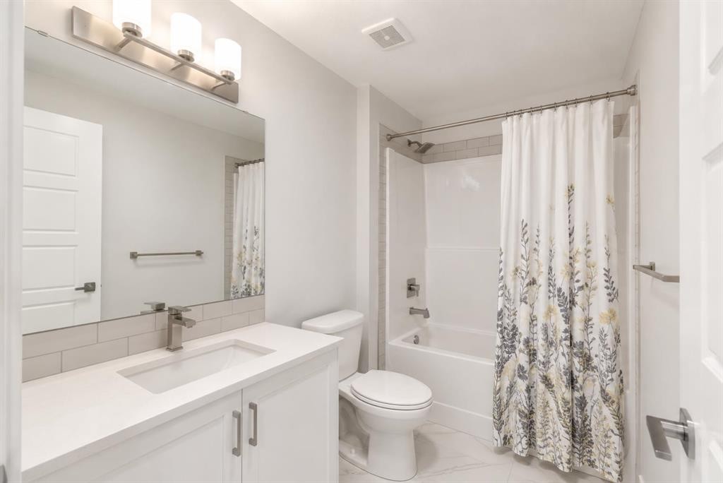1304-33 Carringham Gate Nw, Calgary, AB - Indoor Photo Showing Bathroom