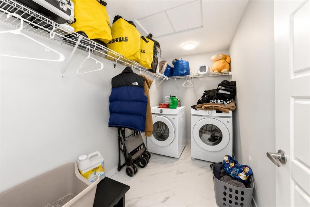 1304-33 Carringham Gate Nw, Calgary, AB - Indoor Photo Showing Laundry Room