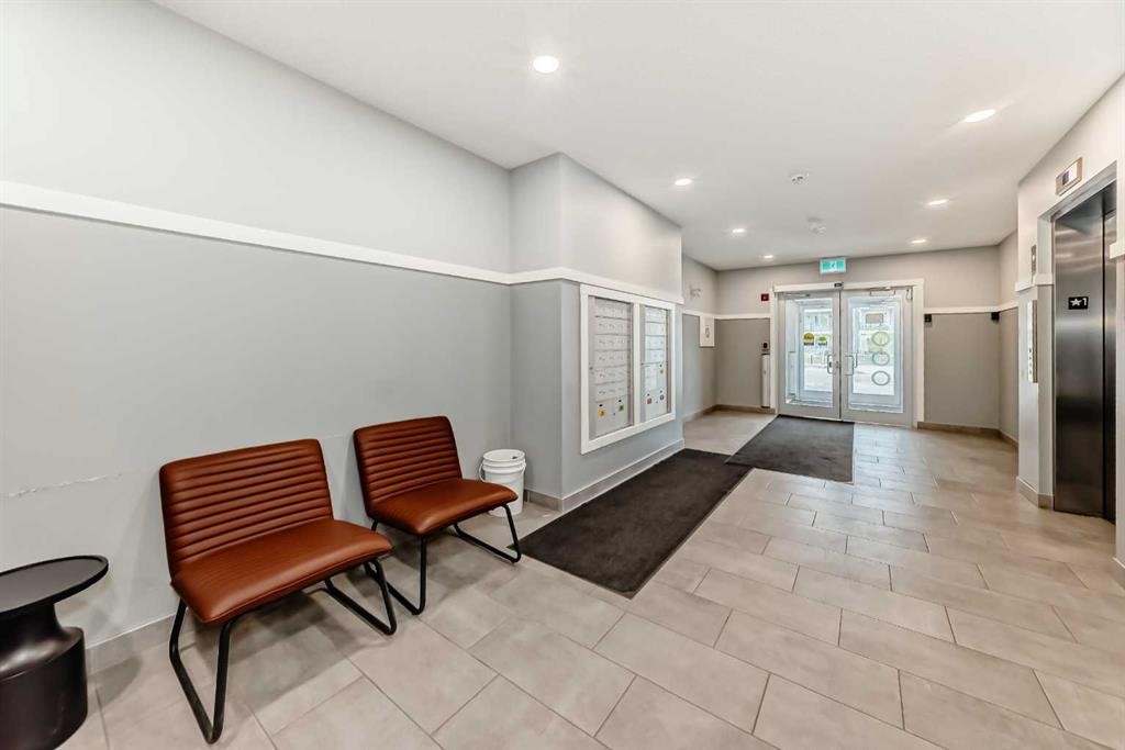 1304-33 Carringham Gate Nw, Calgary, AB - Indoor Photo Showing Other Room