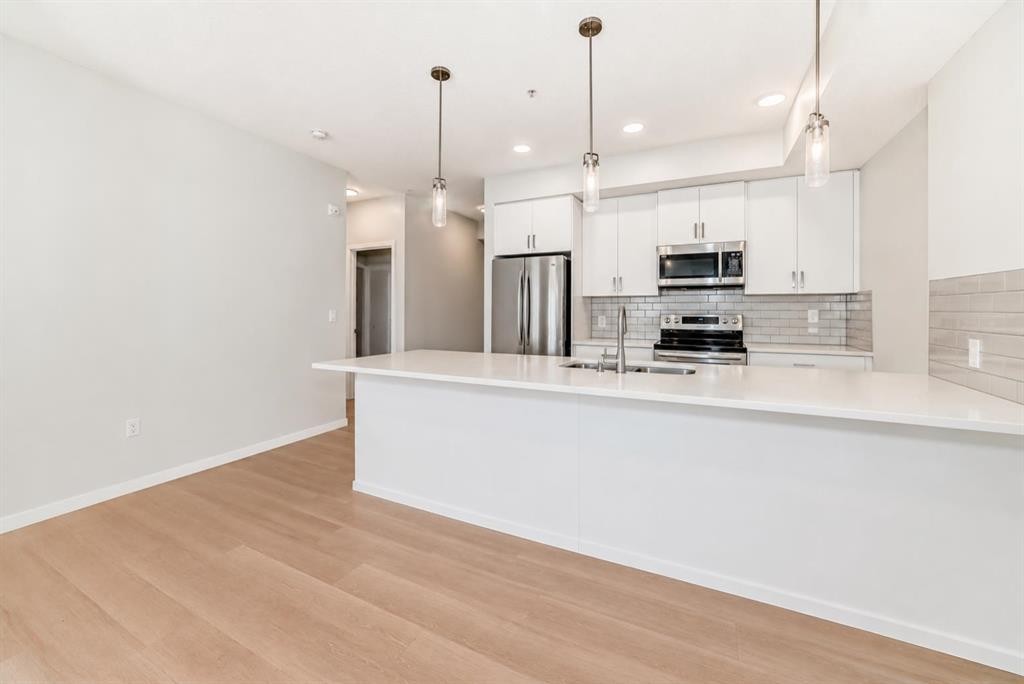 1304-33 Carringham Gate Nw, Calgary, AB - Indoor Photo Showing Kitchen With Stainless Steel Kitchen With Upgraded Kitchen