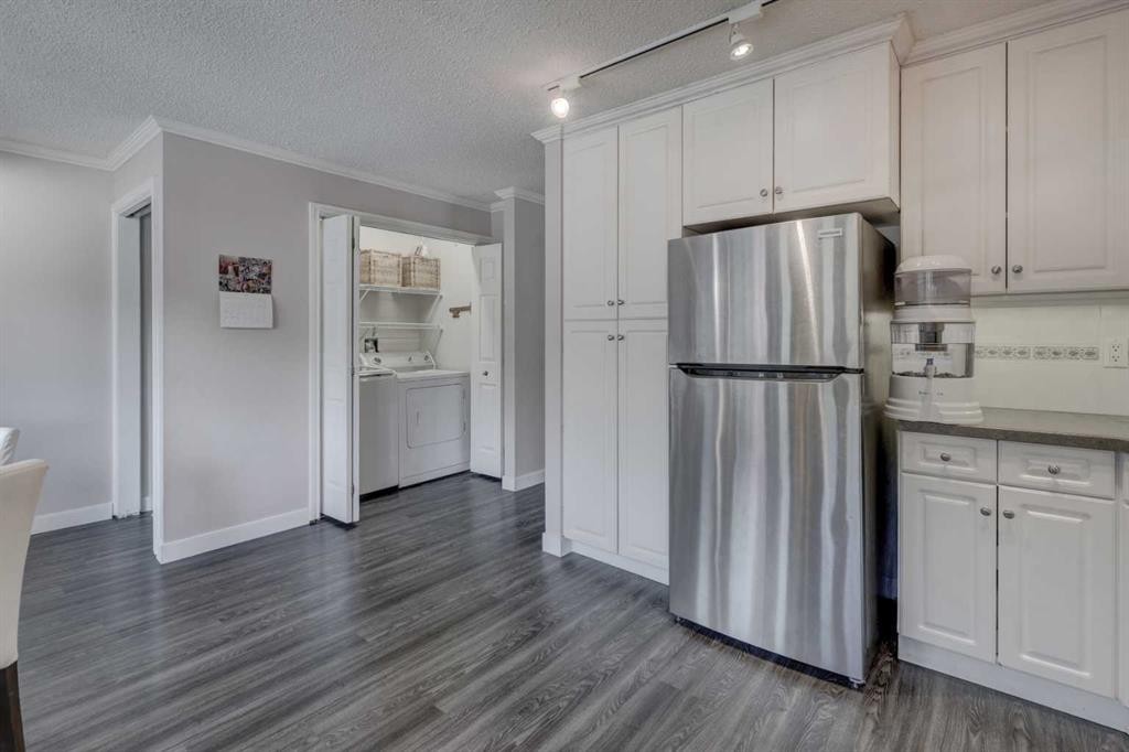 36 Hawksley Crescent Nw, Calgary, AB - Indoor Photo Showing Kitchen