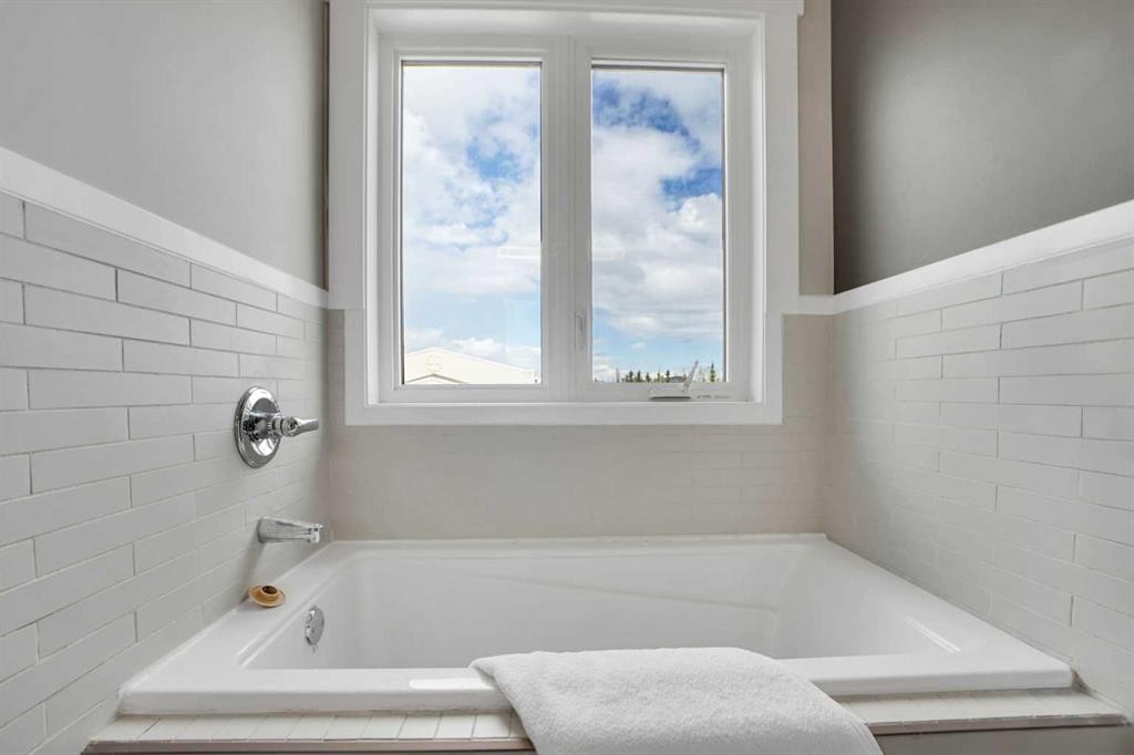 227 Citadel Lane Nw, Calgary, AB - Indoor Photo Showing Bathroom