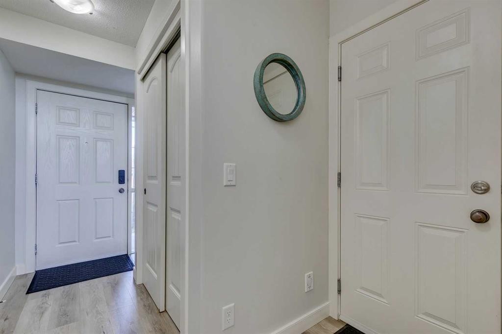 44 Everridge Common Sw, Calgary, AB - Indoor Photo Showing Other Room