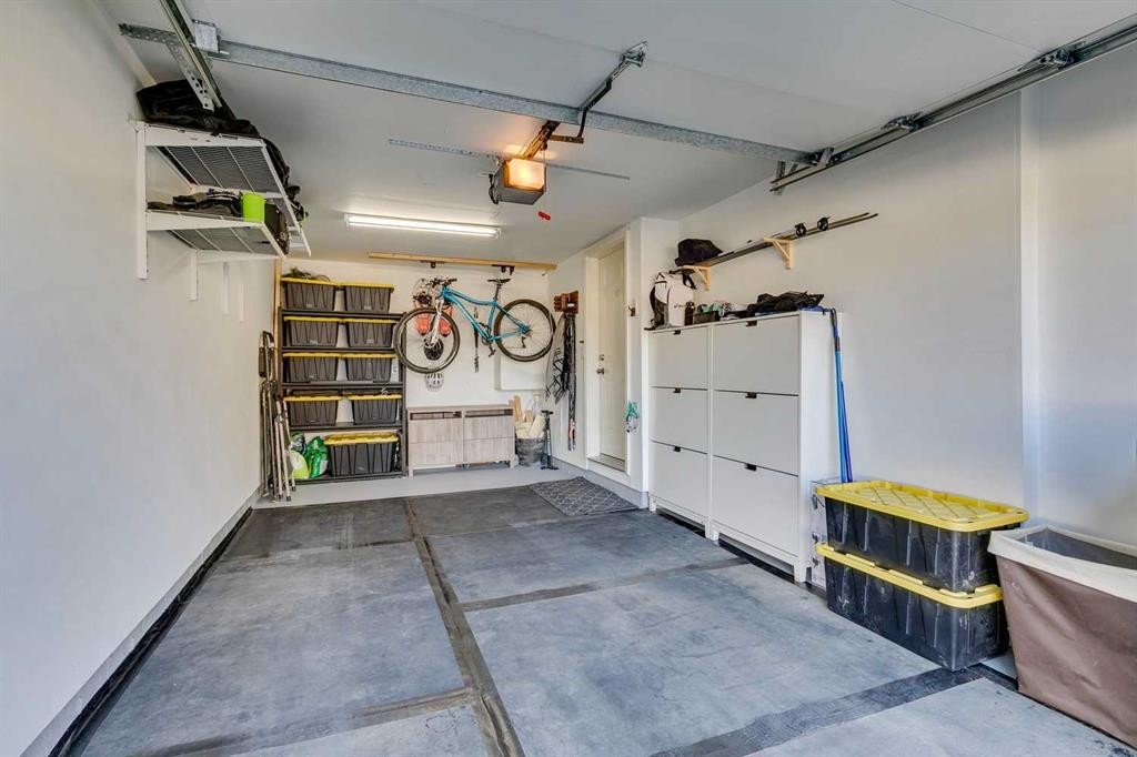 44 Everridge Common Sw, Calgary, AB - Indoor Photo Showing Garage