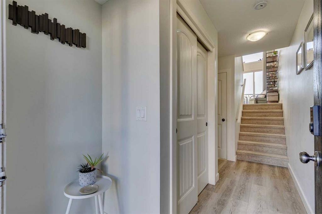 44 Everridge Common Sw, Calgary, AB - Indoor Photo Showing Other Room