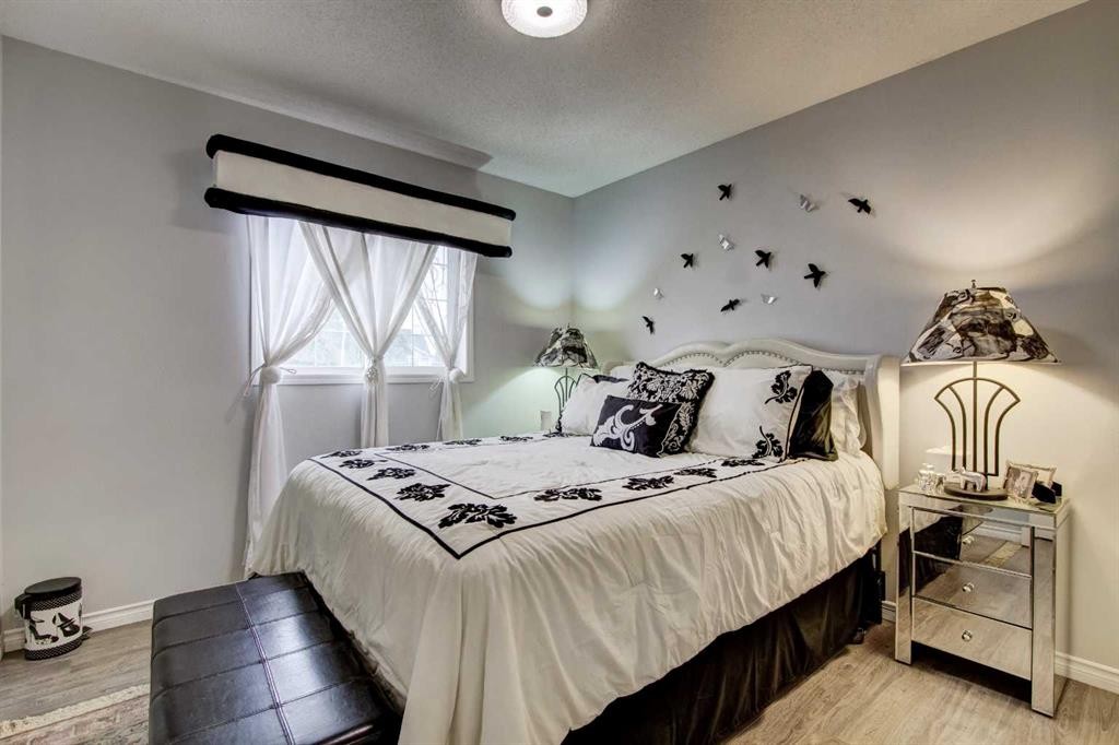 1121 Sierra Morena Court Sw, Calgary, AB - Indoor Photo Showing Bedroom
