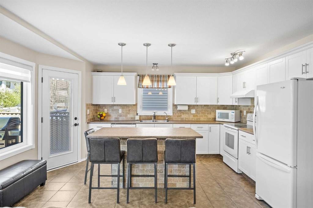 142 Sierra Nevada Green Sw, Calgary, AB - Indoor Photo Showing Kitchen With Double Sink With Upgraded Kitchen