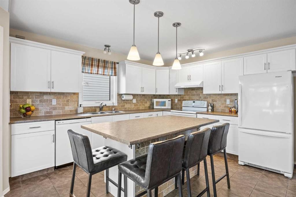 142 Sierra Nevada Green Sw, Calgary, AB - Indoor Photo Showing Kitchen With Double Sink